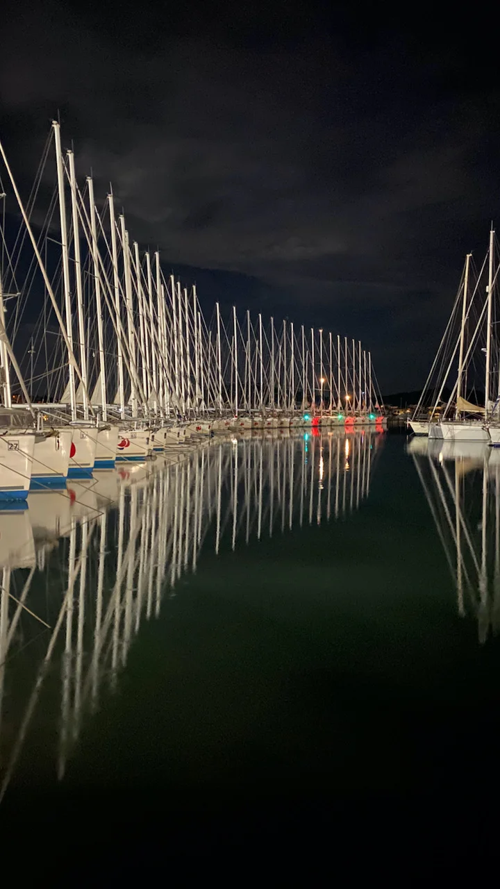 Successful Sailing - Boote auf dem Platz bei Nacht