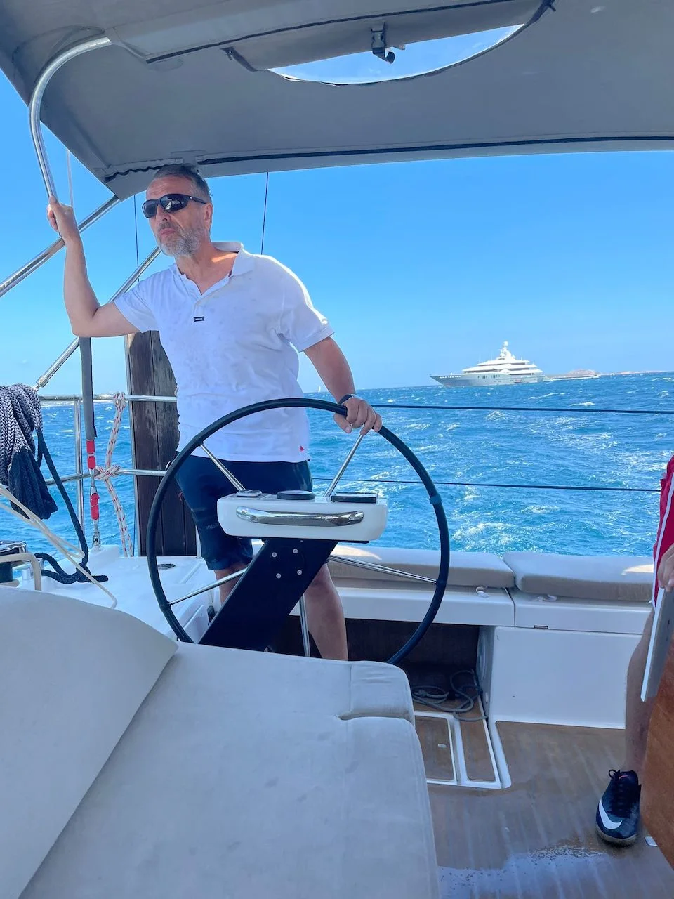 Successful Sailing - Skipper Thomas Lindloff beim Segeln auf dem Meer 