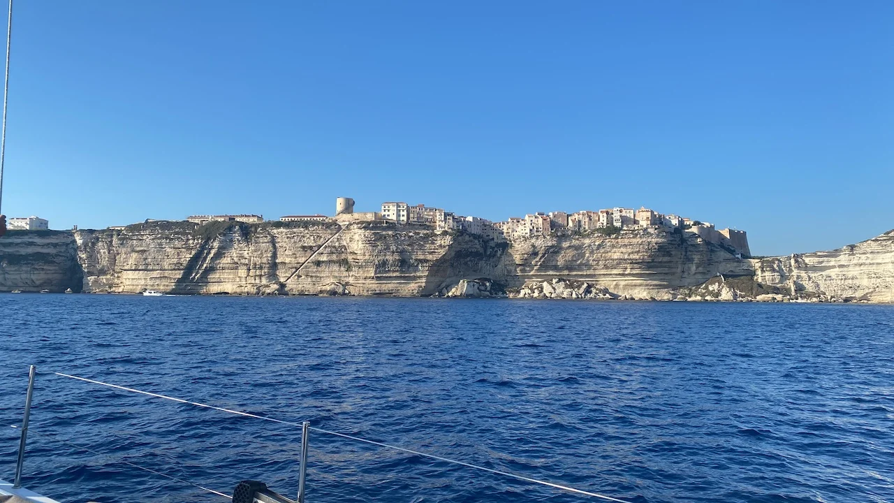 Successful Sailing - Blick vom Meer, felsige Berge Residenz