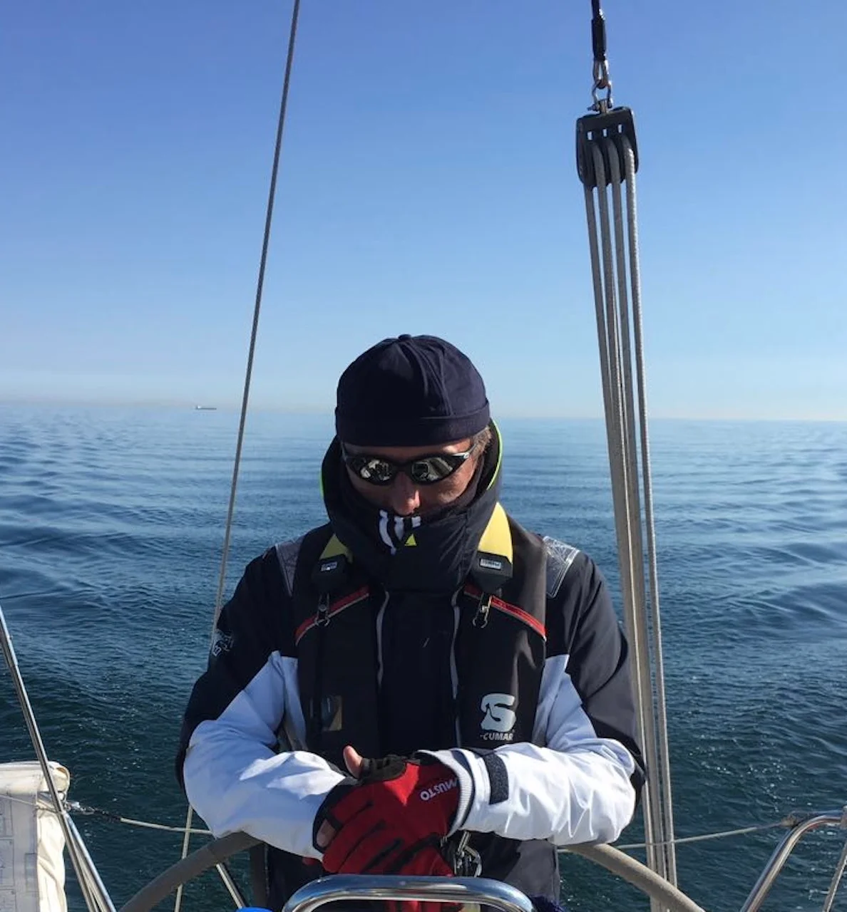 Successful Sailing - Skipper Thomas Lindloff beim Segeln auf dem Meer 