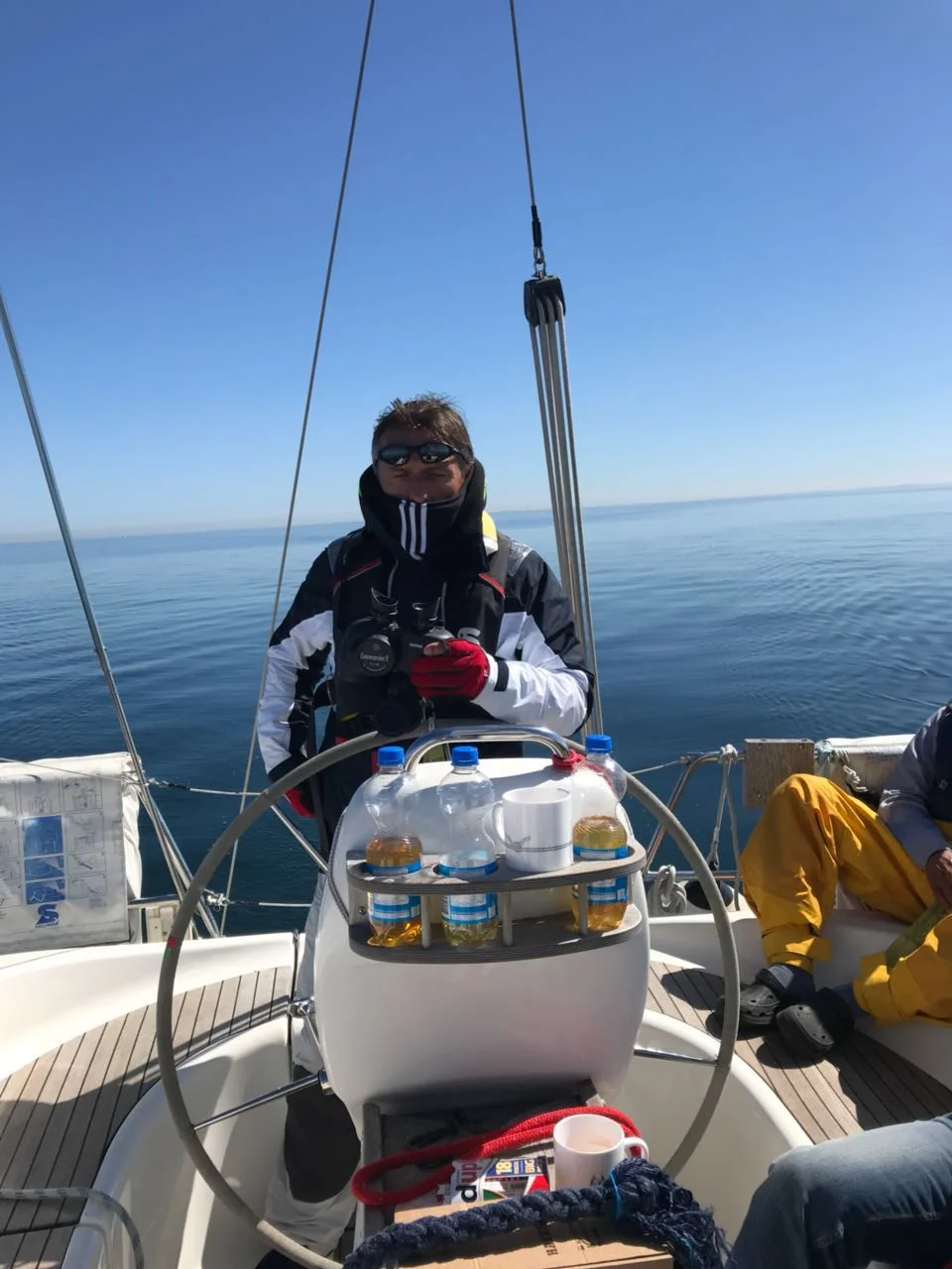 Successful Sailing - Skipper Thomas Lindloff beim Segeln auf dem Meer 