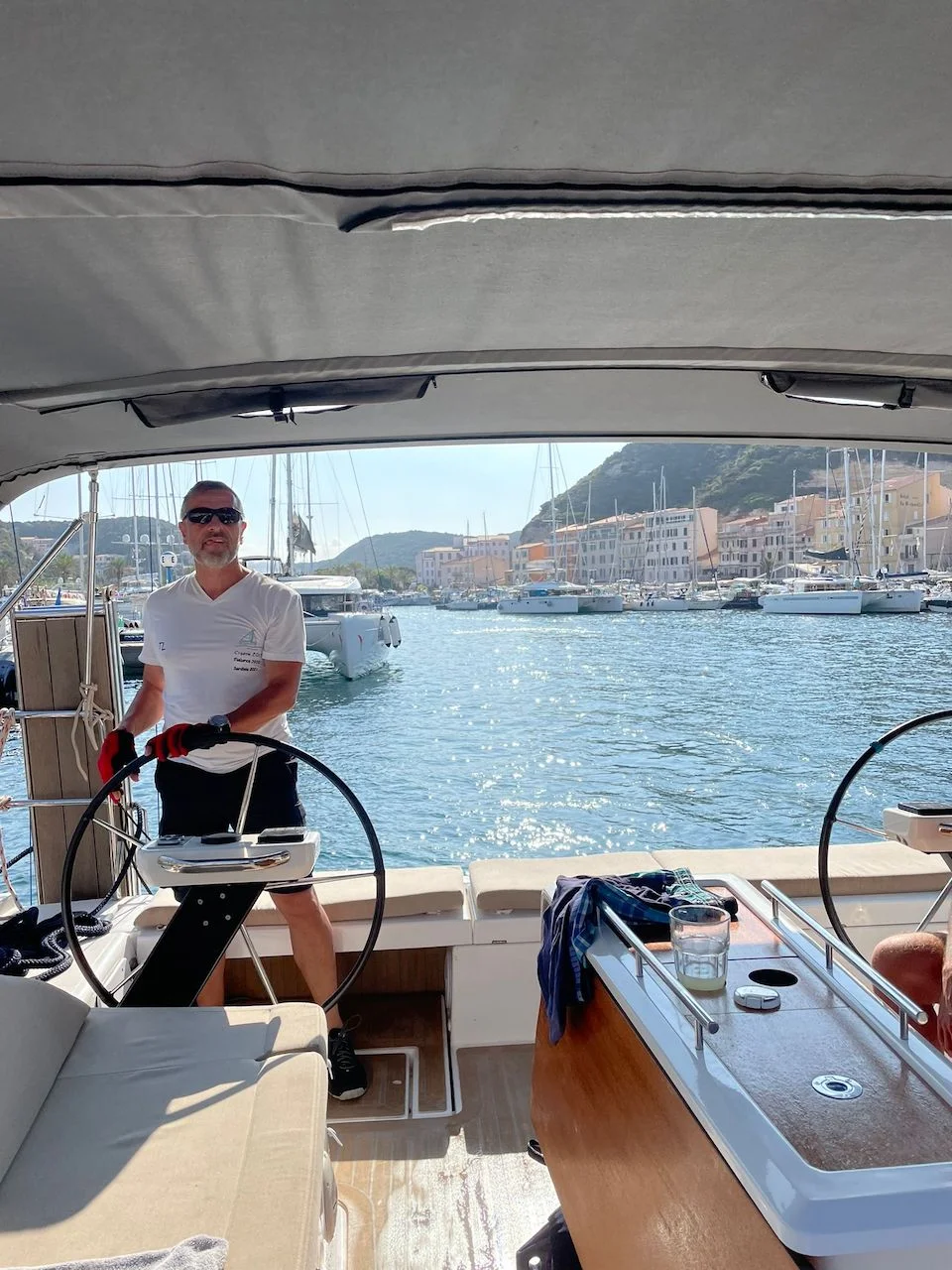 Successful Sailing - Skipper Thomas Lindloff segelt bei klarem Wetter auf dem Meer