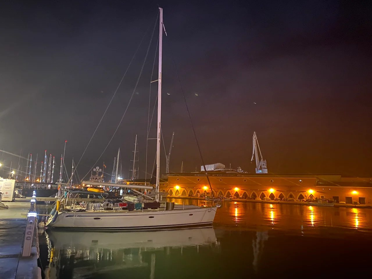 Successful Sailing - Boot im Meer bei Nacht