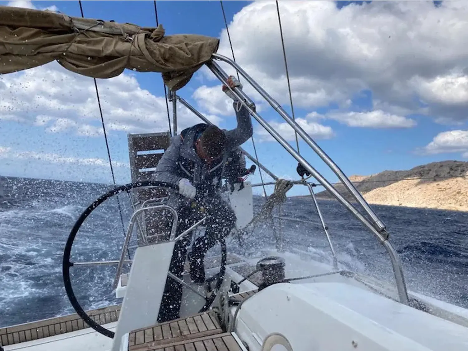 Successful Sailing - Skipper Thomas Lindloff beim Segeln im Meer Wasser spritzt auf Boot 