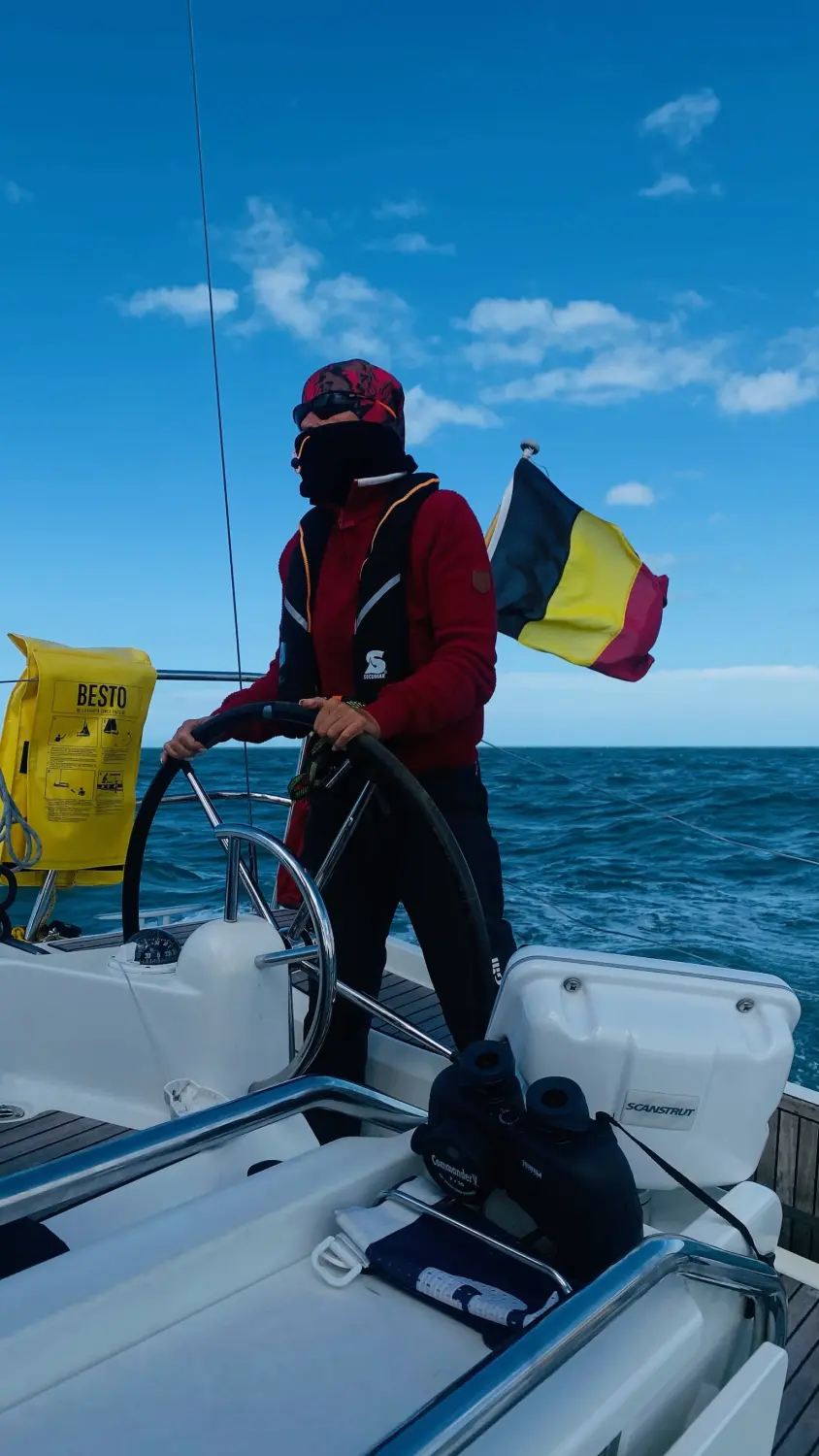 Successful Sailing - Skipper Thomas Lindloff beim Segeln auf dem Meer