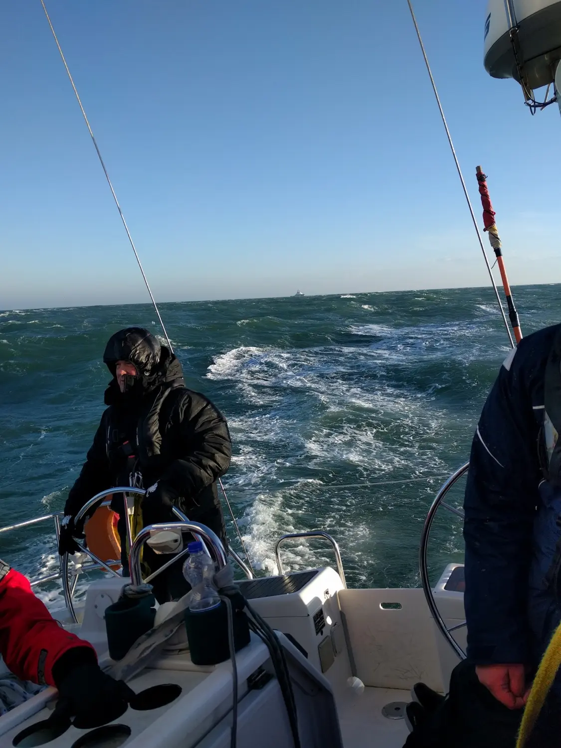 Successful Sailing - Skipper Thomas Lindloff beim Segeln auf dem Meer 