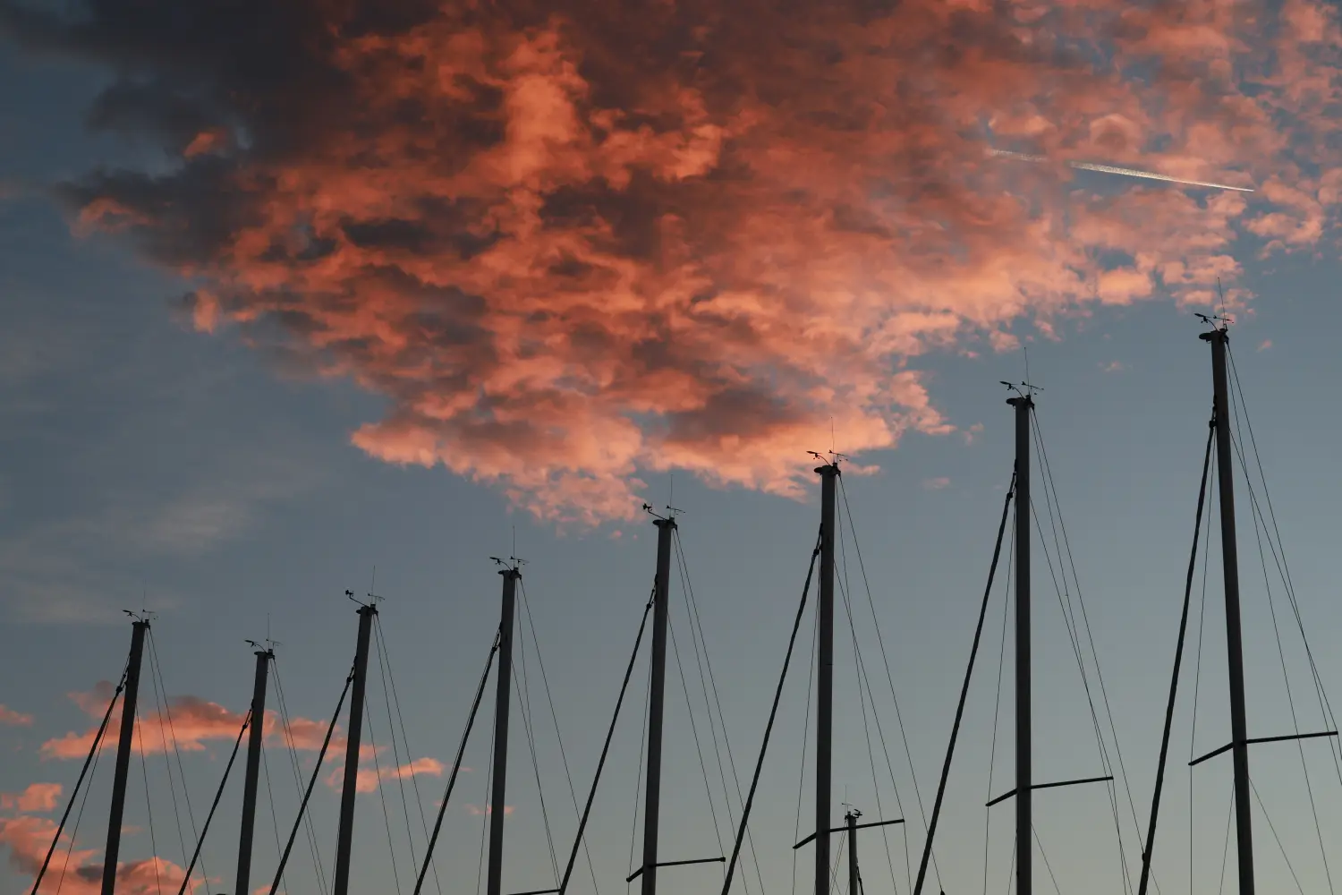 Successful Sailing - Sonnenuntergangswolken über den Booten