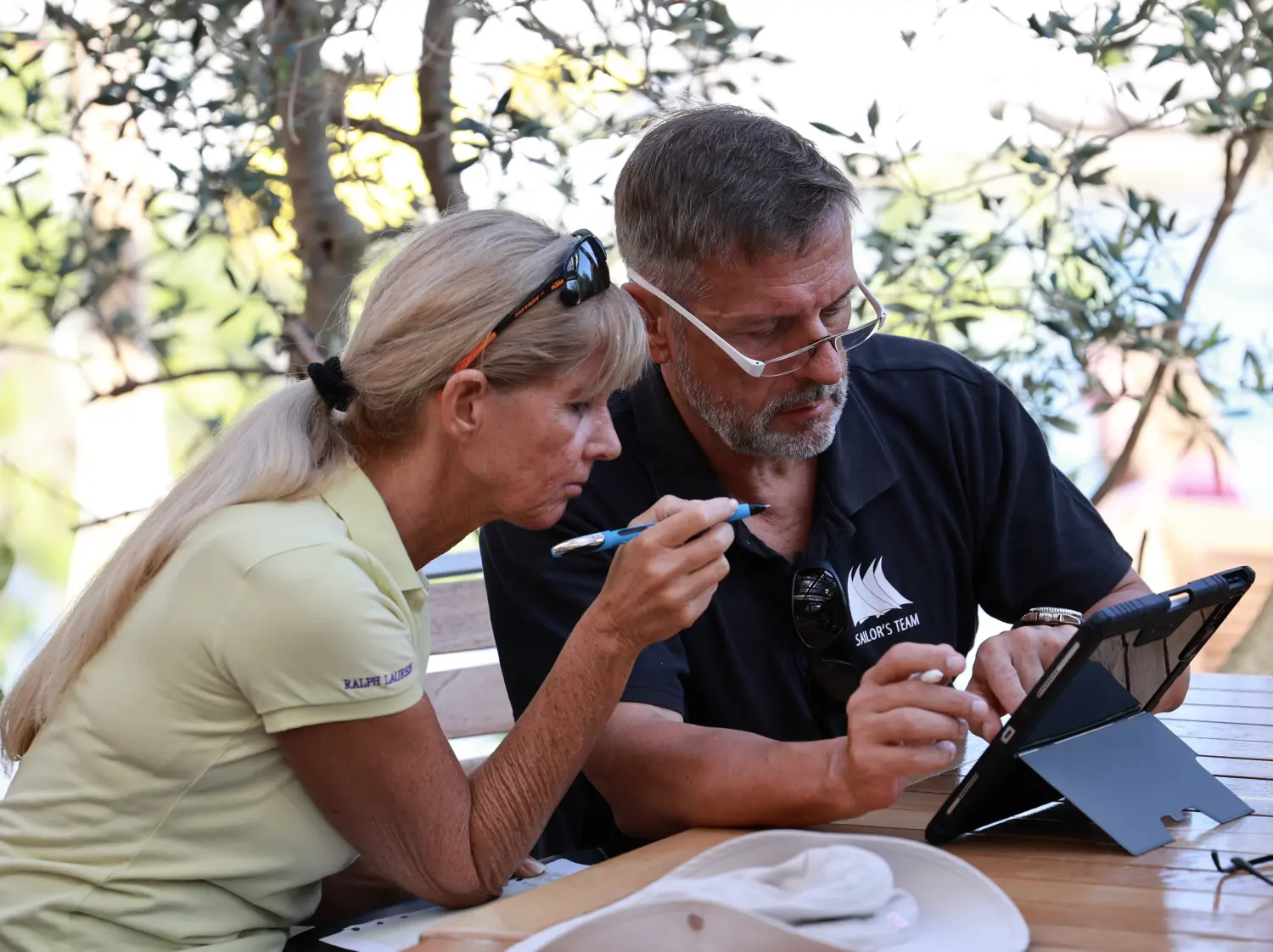 Successful Sailing - Skipper Thomas Lindloff im Gespräch mit einer Frau