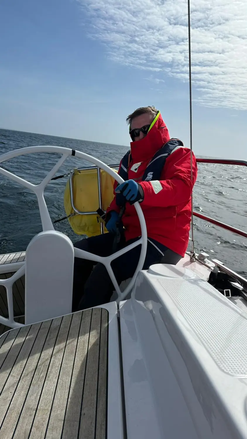 Successful Sailing - Skipper Thomas Lindloff beim Segeln auf dem Meer