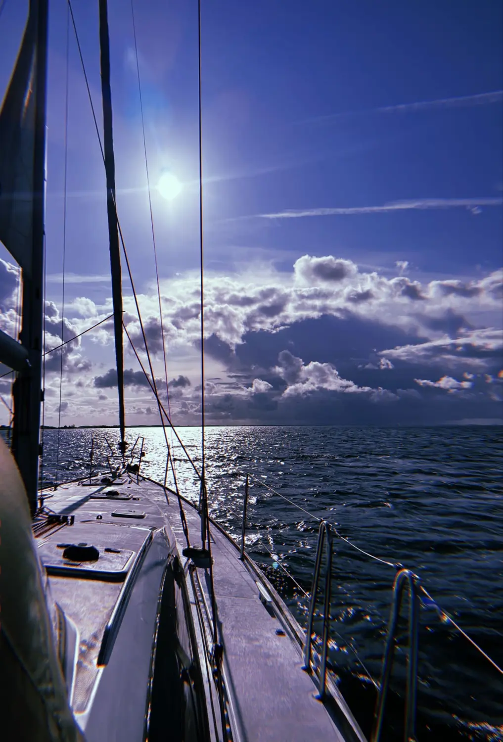 Successful Sailing - Boot segelt im Meer, strahlende Sonne und Wolken