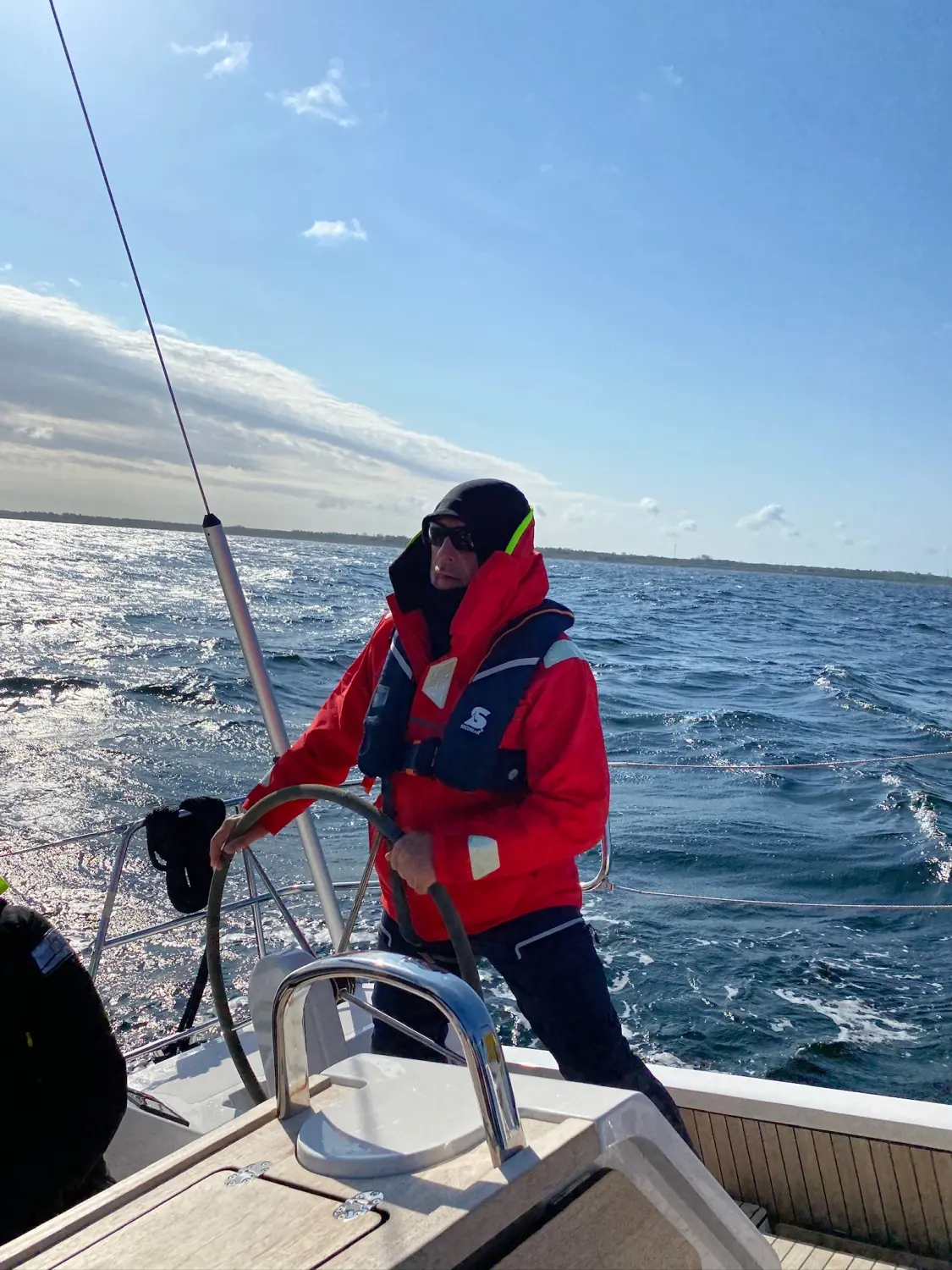 Successful Sailing - Skipper Thomas Lindloff beim Segeln auf dem Meer