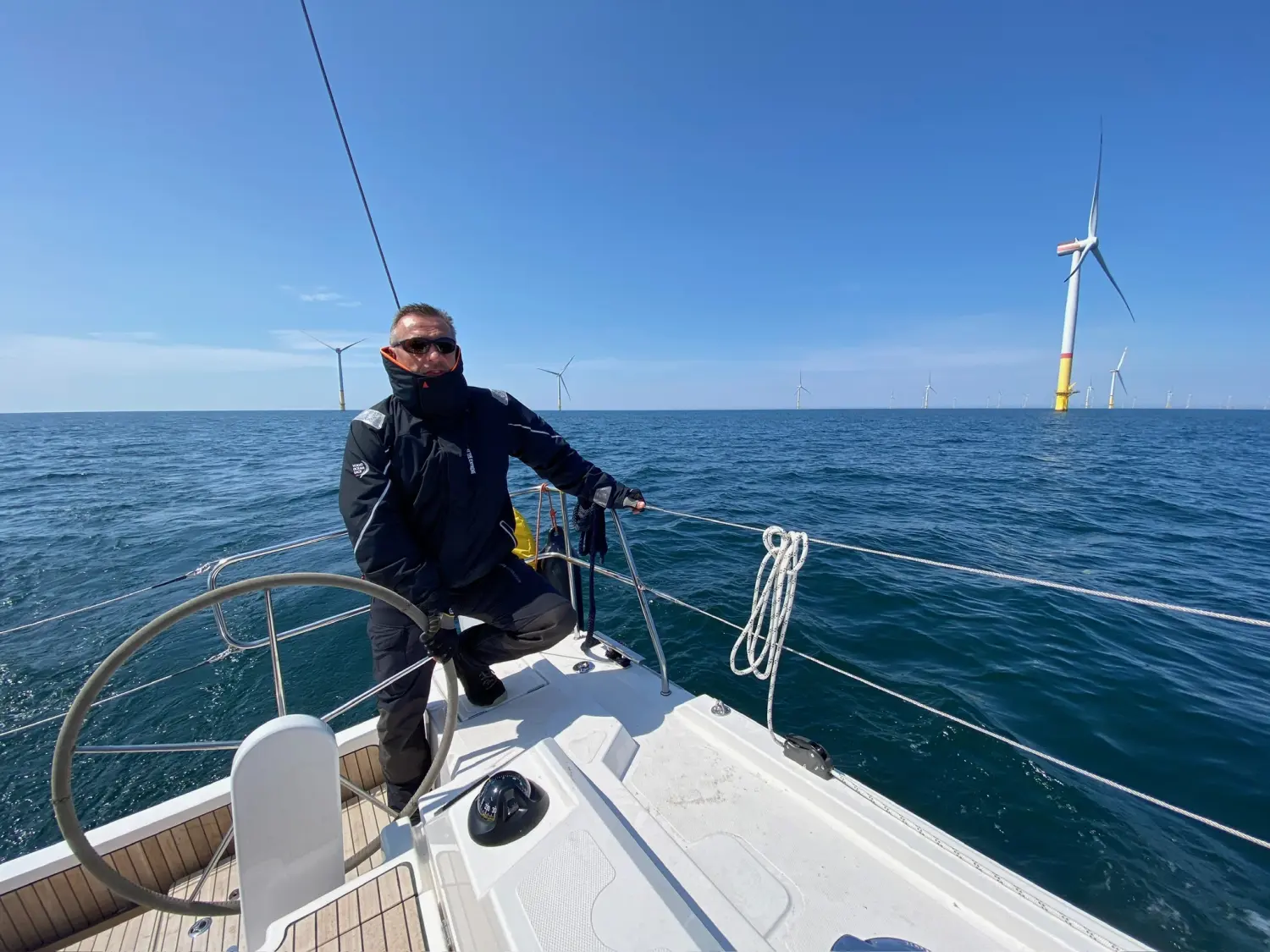 Successful Sailing - Skipper Thomas Lindloff beim Segeln auf dem Meer