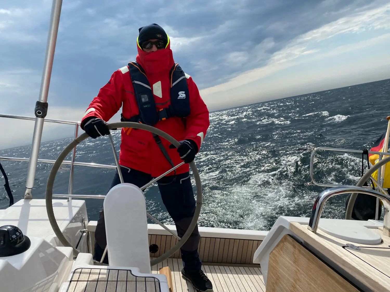 Successful Sailing - Skipper Thomas Lindloff beim Segeln auf dem Meer 