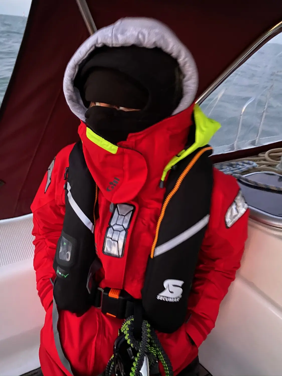 Successful Sailing - Skipper Thomas Lindloff beim Segeln auf dem Meer 