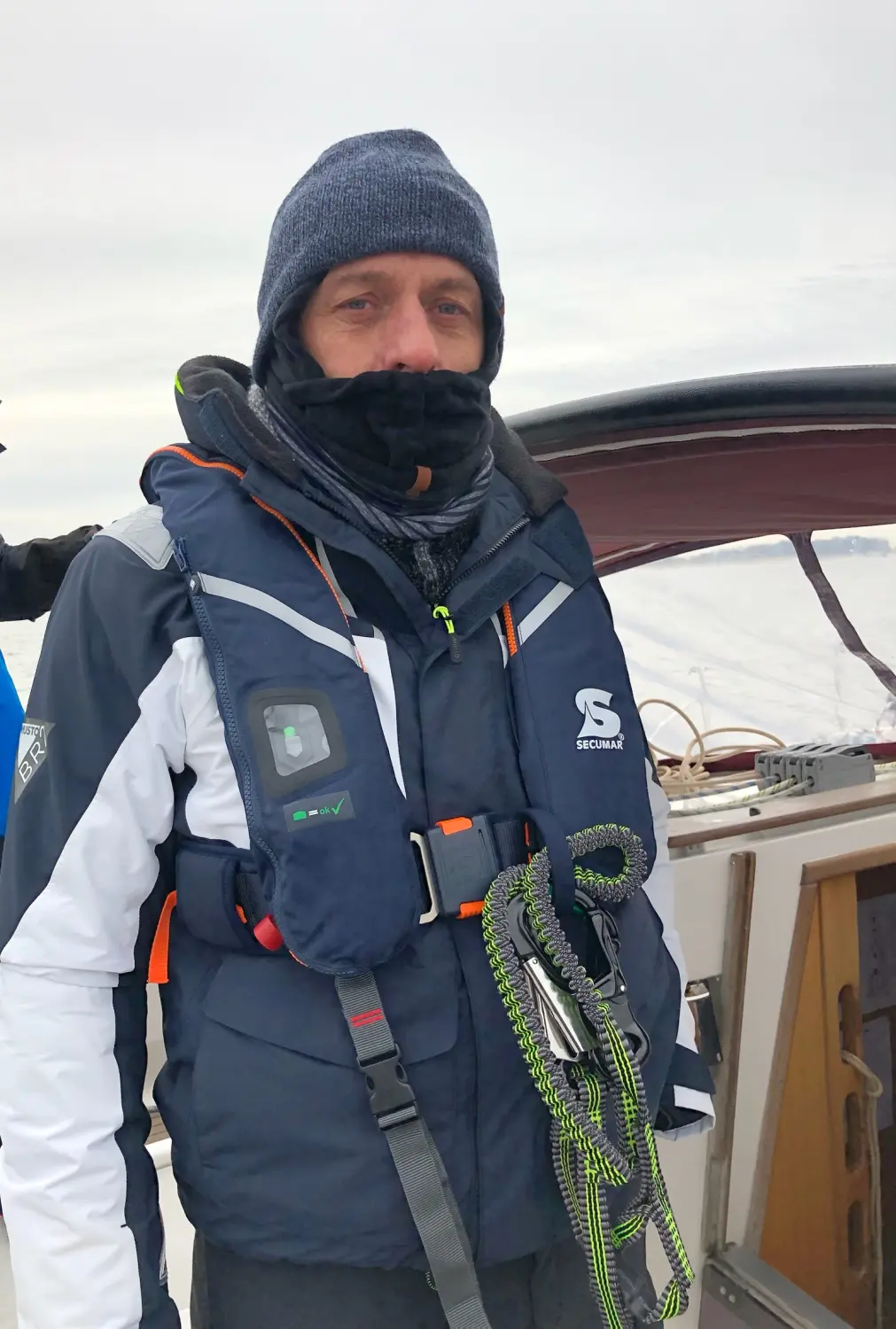 Successful Sailing - Skipper Thomas Lindloff beim Segeln auf dem Meer 