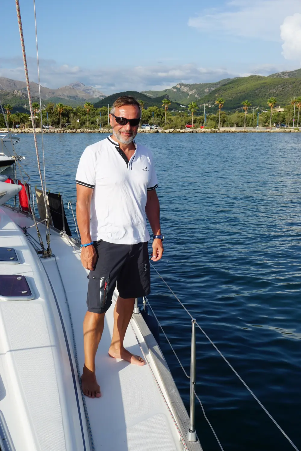 Successful Sailing - Skipper Thomas Lindloff beim Segeln auf dem Meer 