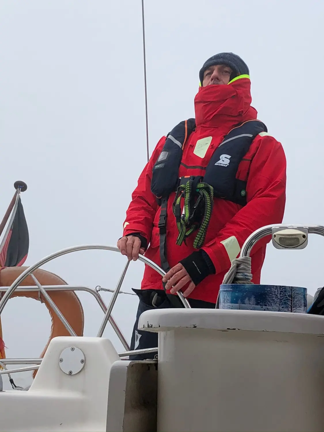 Successful Sailing - Skipper Thomas Lindloff beim Segeln auf dem Meer 