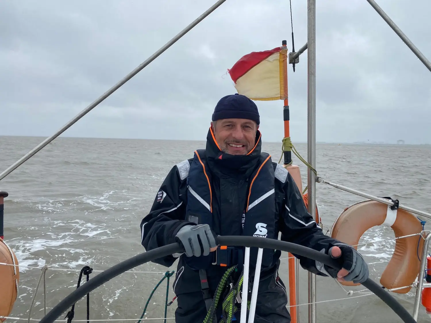 Successful Sailing - Skipper Thomas Lindloff beim Segeln auf dem Meer 