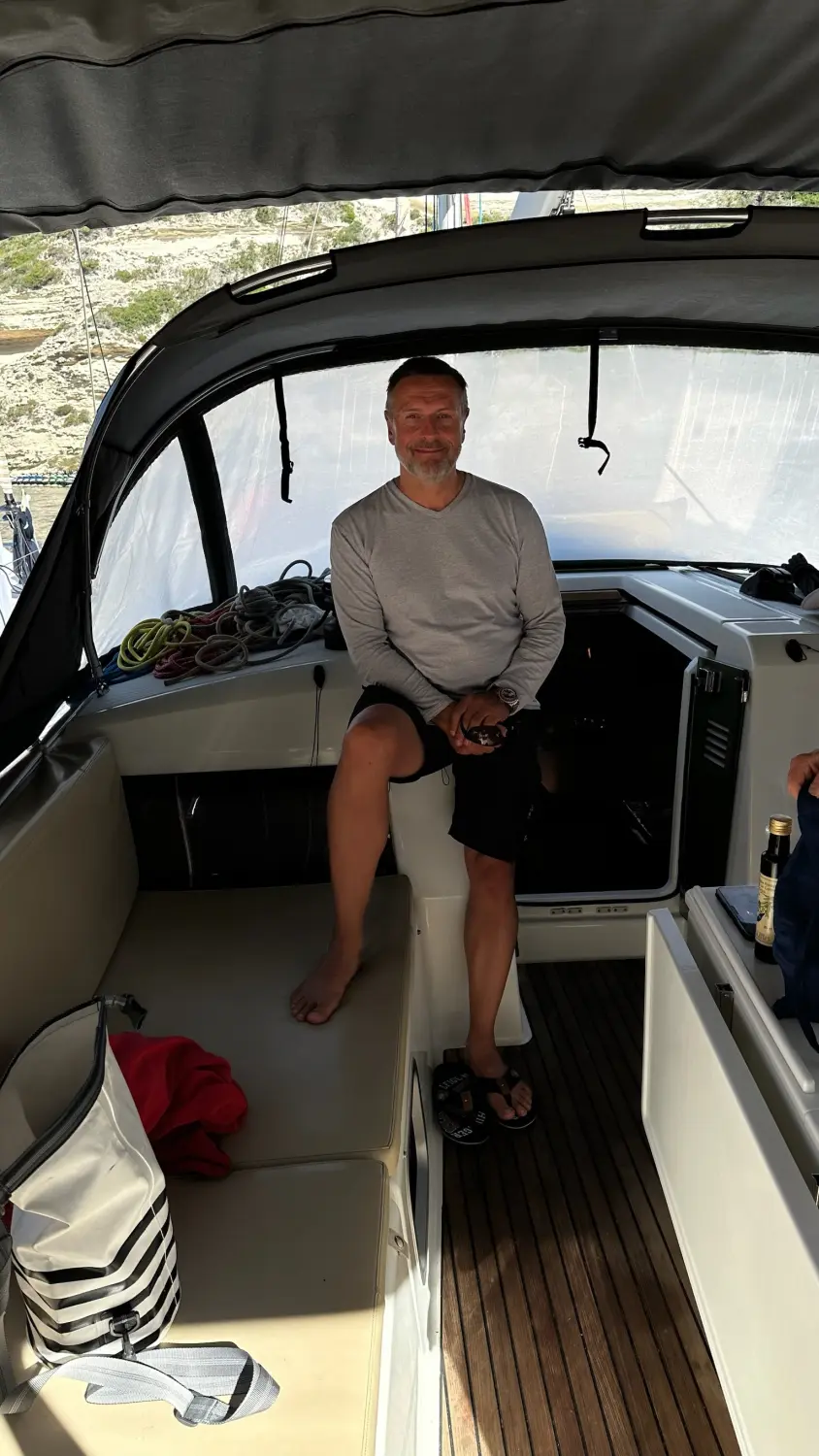 Successful Sailing - Skipper Thomas Lindloff sitzt im Boot