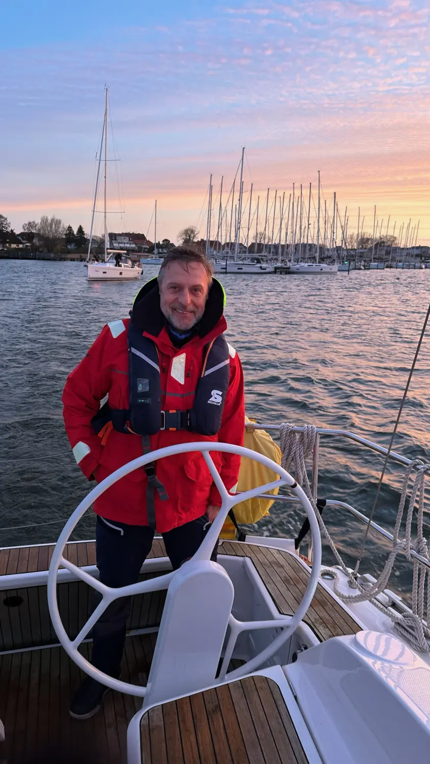 Successful Sailing - Skipper Thomas Lindloff beim Segeln auf dem Meer 