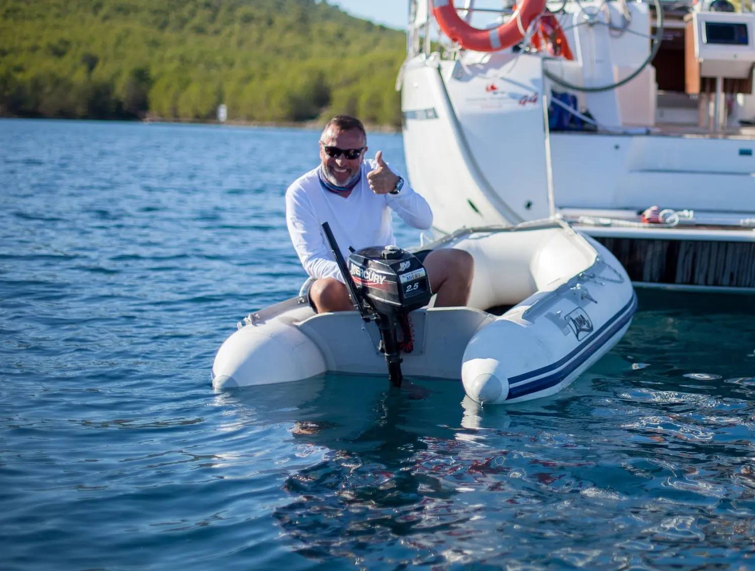 Successful Sailing - Skipper Thomas Lindloff beim Segeln auf dem Meer 