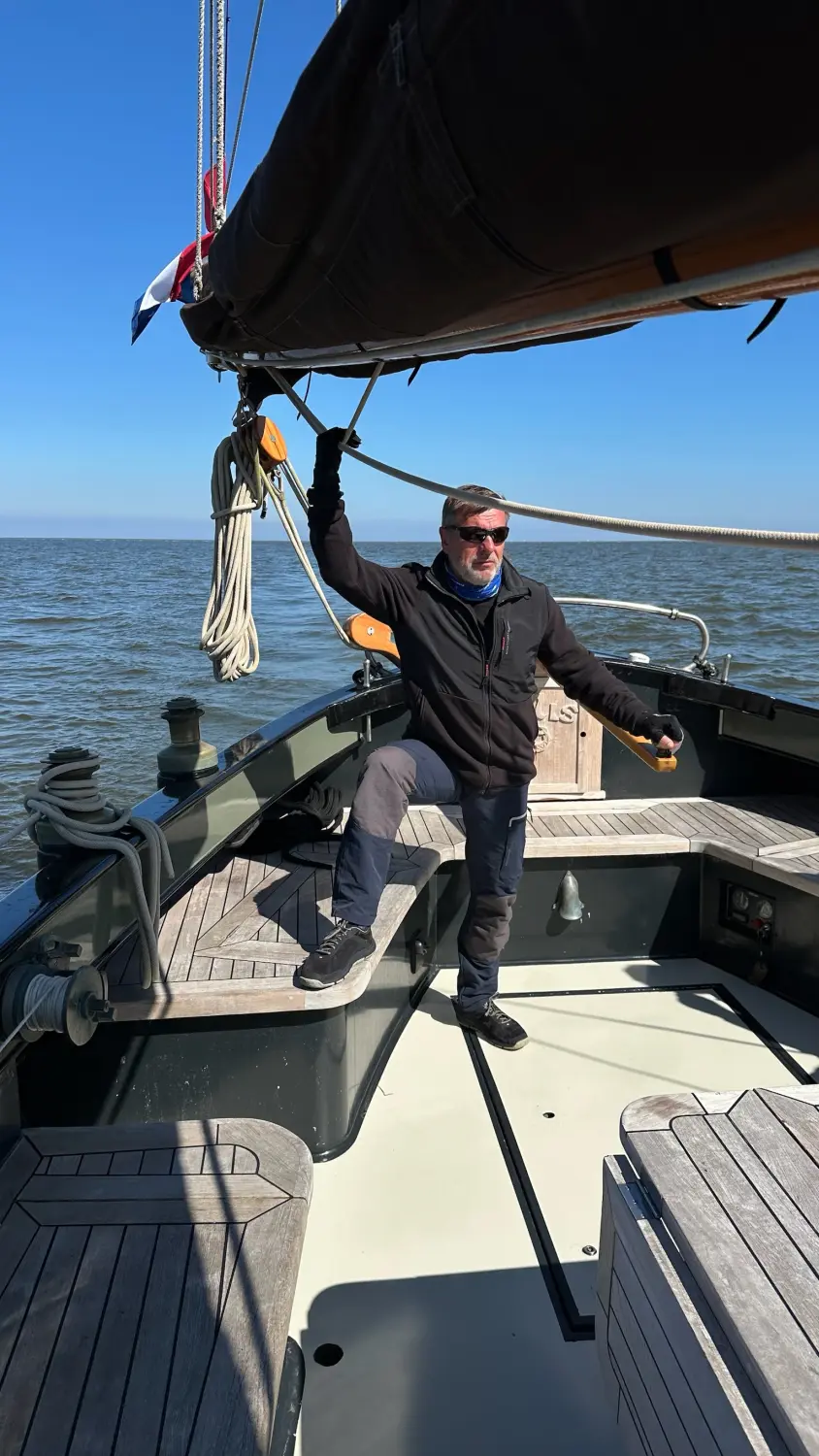 Successful Sailing - Skipper Thomas Lindloff beim Segeln auf dem Meer 