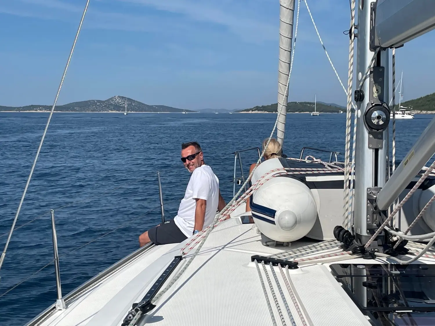 Successful Sailing - Skipper Thomas Lindloff beim Segeln auf dem Meer 