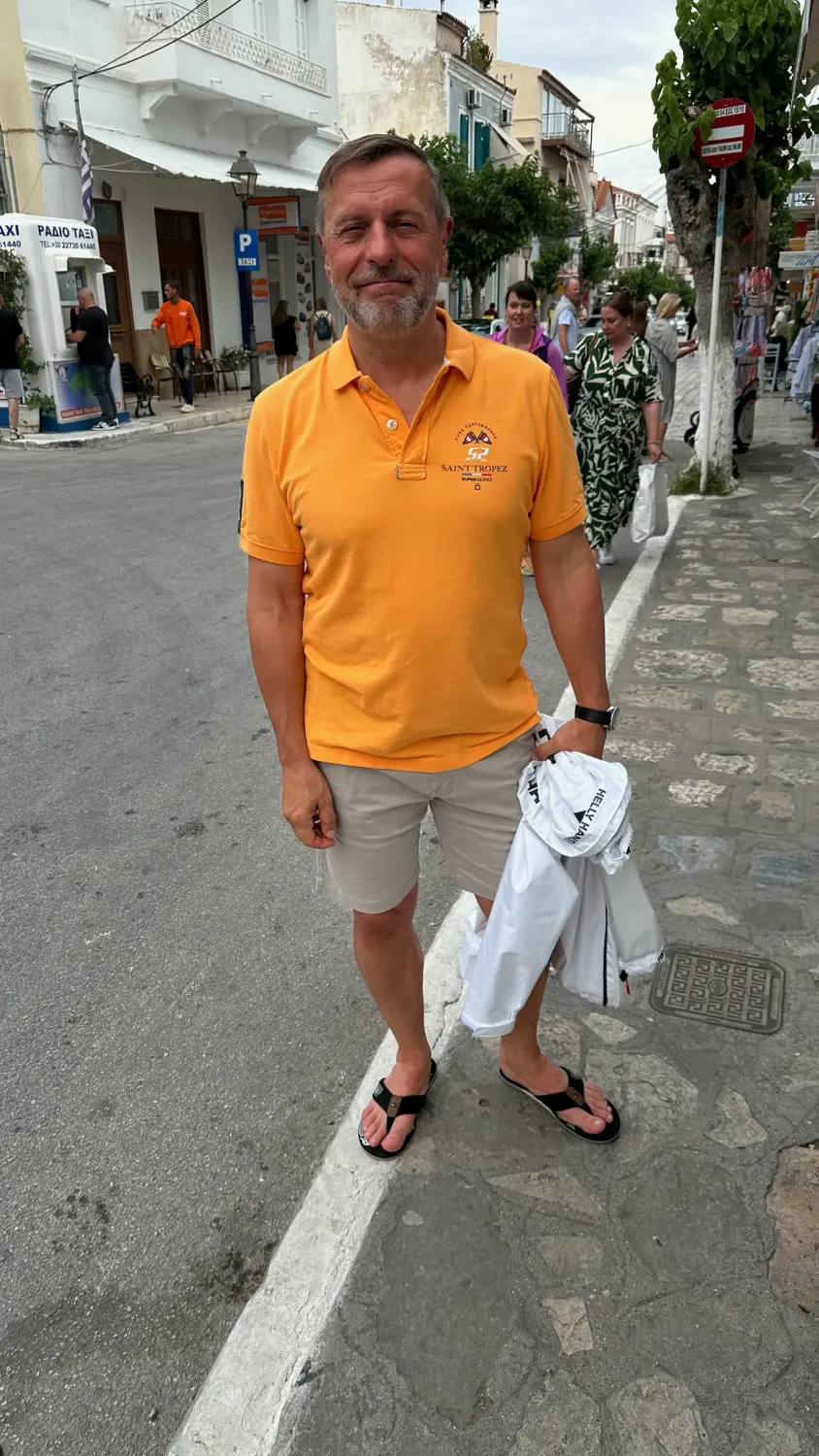 Successful Sailing - Skipper Thomas Lindloff steht auf der Straße