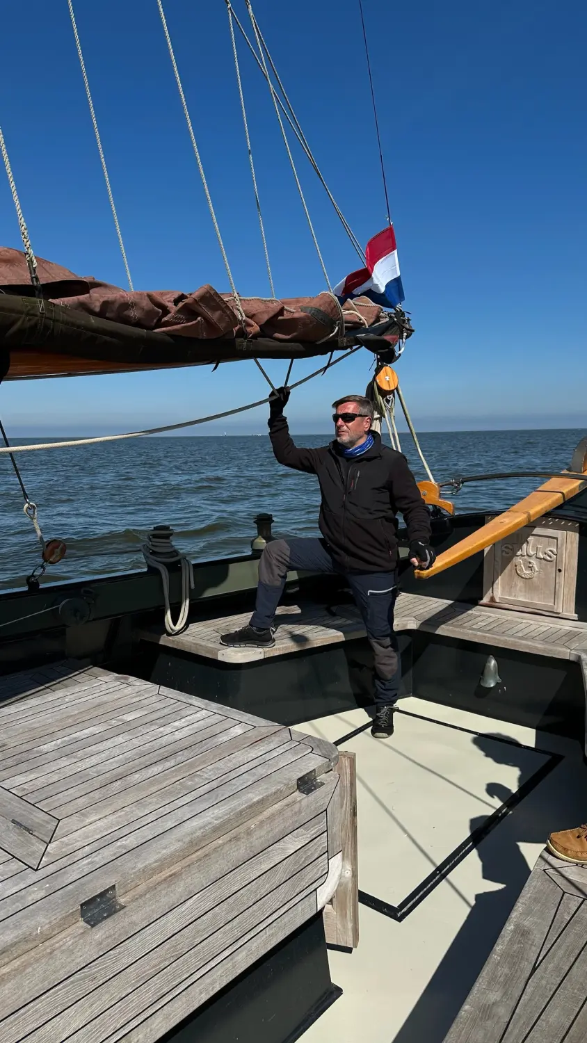 Successful Sailing - Skipper Thomas Lindloff beim Segeln auf dem Meer 