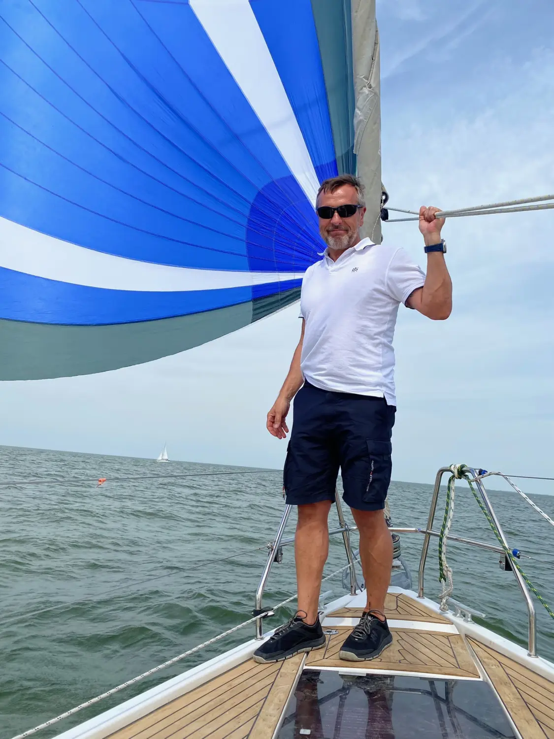 Successful Sailing - Skipper Thomas Lindloff beim Segeln auf dem Meer 