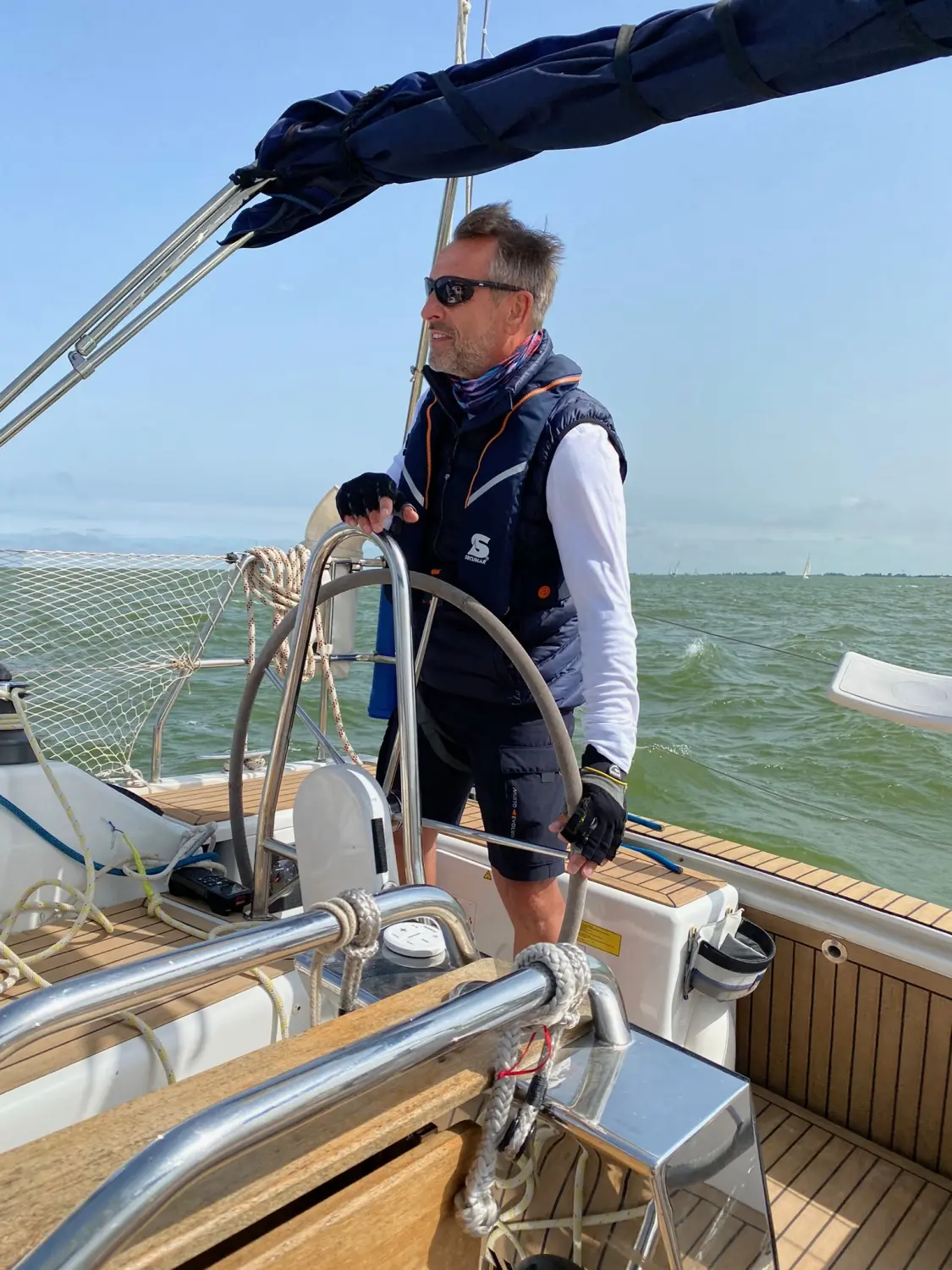 Successful Sailing - Skipper Thomas Lindloff beim Segeln auf dem Meer 