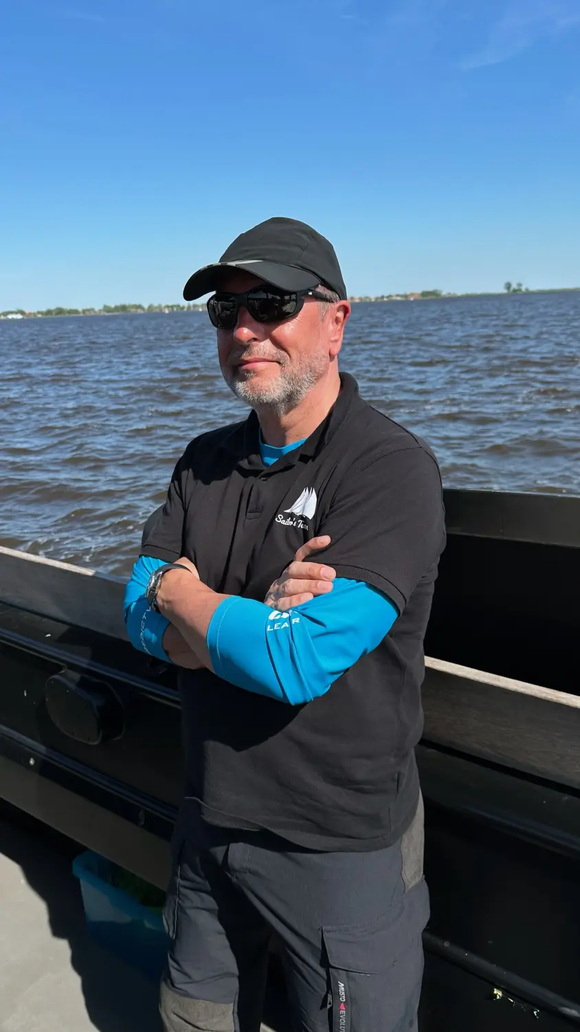 Successful Sailing - Skipper Thomas Lindloff beim Segeln auf dem Meer 